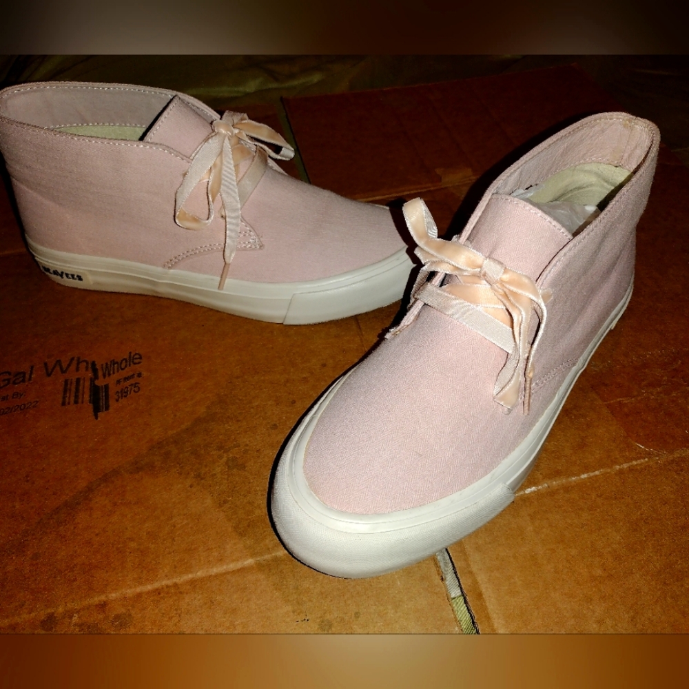 SeaVees | Rose Quartz Maslon Desert Boot - Women. Women's size 9.5.